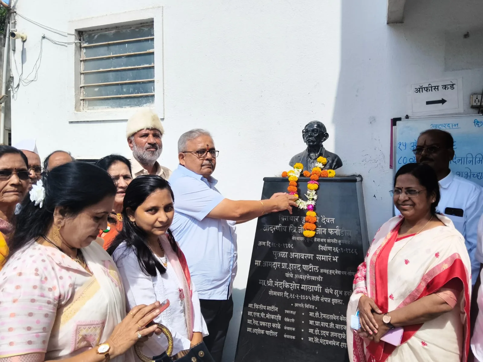 जोसेफ फेर्नांडिस साहेबाना पुष्पहार घालून अभिवादन - मा गणेश गाडगीळ साहेब आणि संजश्री घरत (न्यायाधीश #कौटुंबिक न्यायालय,सांगली )
सोबत अधक्ष्या - डॉ सुप्रिया अजित आडमुठे, श्री अशोक पाटील सर
